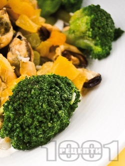 Средиземноморска салата със зелен фасул, варени броколи, лук и миди без черупки - снимка на рецептата